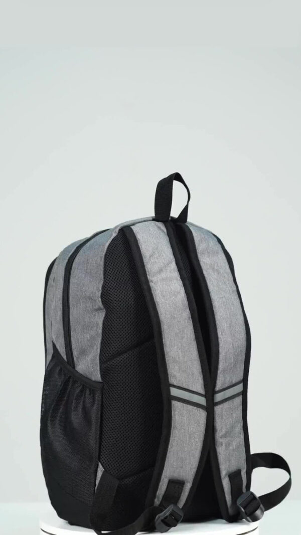 D_NQ_NP_745614-MLA82722375062_032025-F.jpg Mochila Porta Notebook 15.6 Urban Antirrobo Oxford Musette Gris Liso